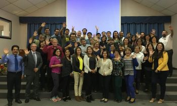 Profesores de la Facultad de Educación y Ciencias Sociales de la UNACH donan dinero para entregar beca a estudiantes