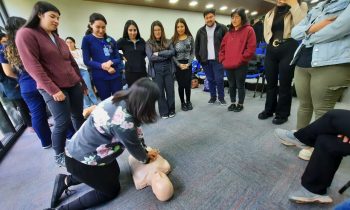 Estudiantes de pedagogía participaron en taller práctico de primeros auxilios en el aula