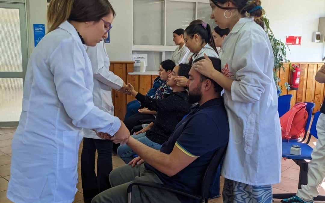 Visita de alumnos de masoterapia a centro médico dental UNACH