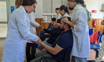 Visita de alumnos de masoterapia a centro médico dental UNACH