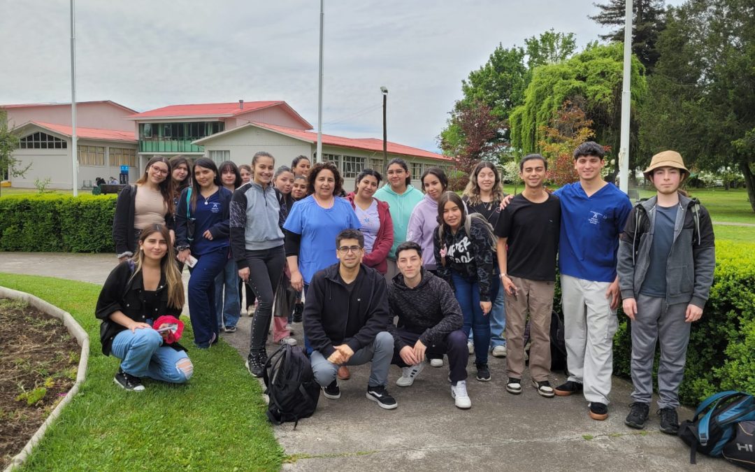 Estudiantes de masoterapia llevan bienestar al lugar de trabajo
