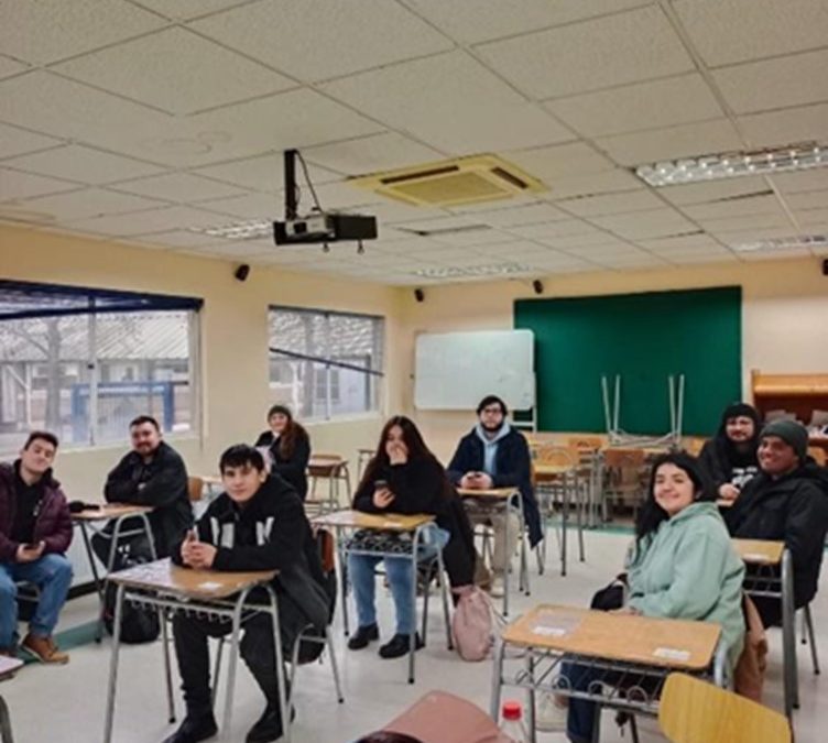 Estudiantes de Pedagogía en Inglés de la UNACH rindieron el examen TKT en el Colegio Inglés Talca