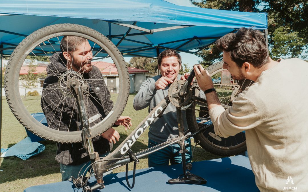 Siguiendo en el mes de la sostenibilidad, se realizó el taller «Manos a la Bici» para promover el uso de movilidad sostenible