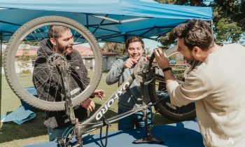 Siguiendo en el mes de la sostenibilidad, se realizó el taller «Manos a la Bici» para promover el uso de movilidad sostenible