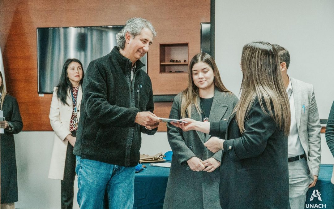 Egresados de Trabajo Social entregan valioso glosario profesional a la Biblioteca Institucional
