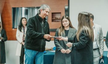 Egresados de Trabajo Social entregan valioso glosario profesional a la Biblioteca Institucional
