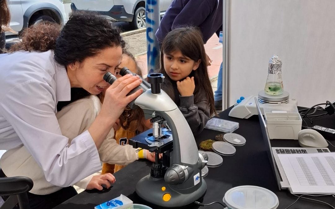 UNACH destaca innovador estudio de biocostras en Feria Científica de Ñuble