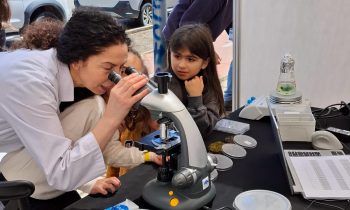 UNACH destaca innovador estudio de biocostras en Feria Científica de Ñuble