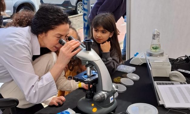 UNACH destaca innovador estudio de biocostras en Feria Científica de Ñuble
