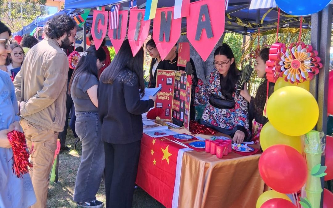 International English Fair 2025: Un viaje lingüístico y cultural en la Universidad Adventista de Chile