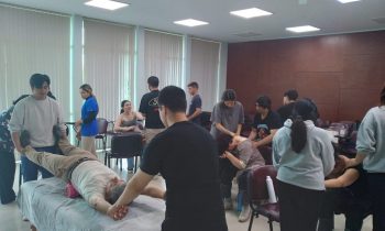 «Gente Cuidando de Gente»: Estudiantes de UNACH ofrecen jornada de masoterapia a funcionarios universitarios