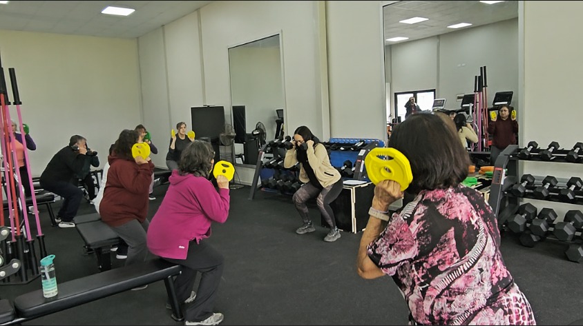 La UNACH impulsa el bienestar integral de personas mayores del sector Las Mariposas con el taller “Movimiento es Salud”