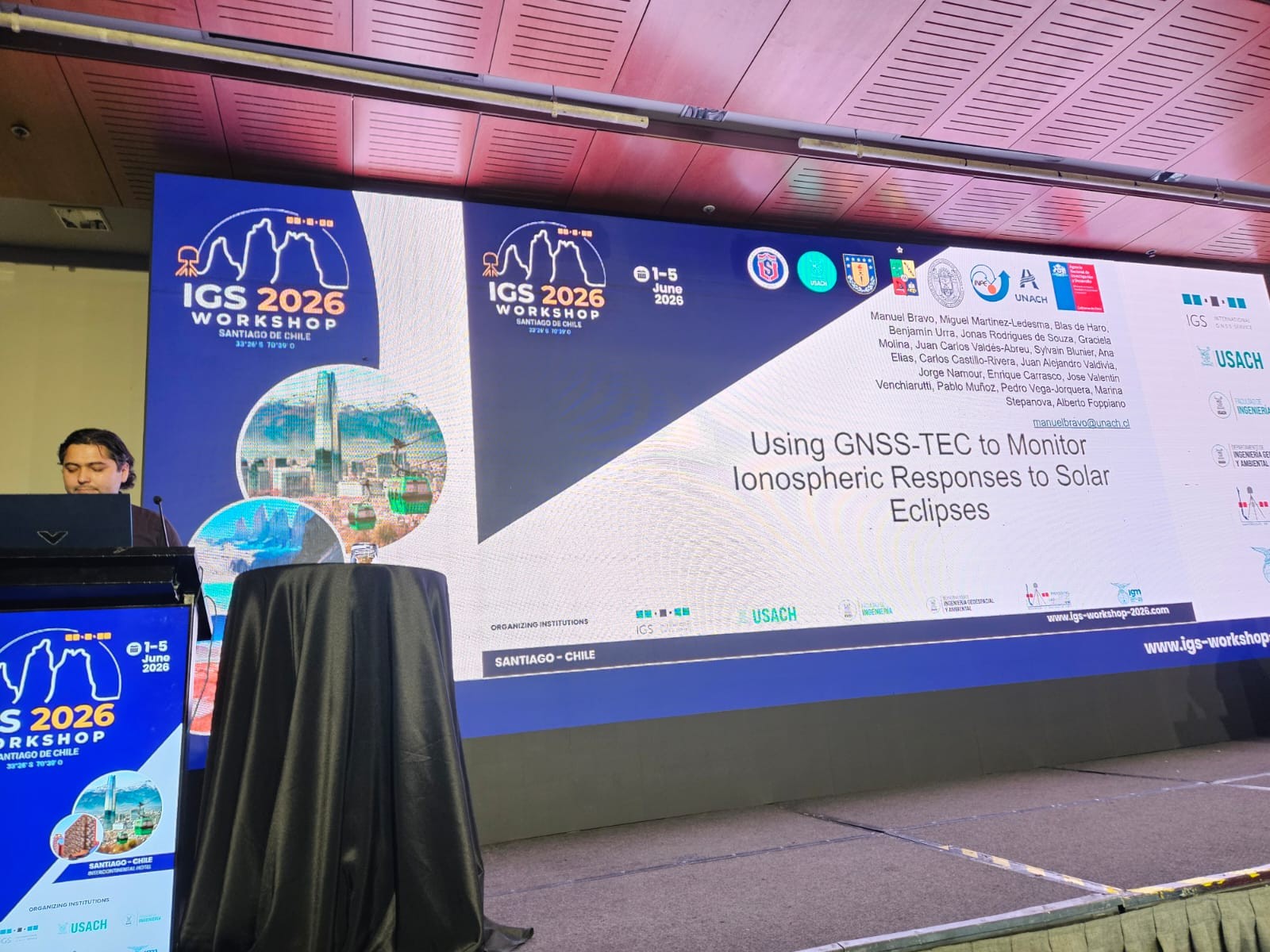 Dr, Manuel Bravo exponiendo en el IGS Workshop 2026
