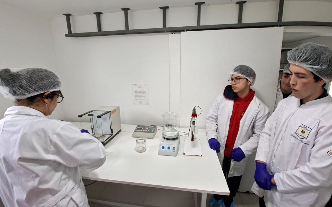Estudiantes en laboratorios de Agronomía
