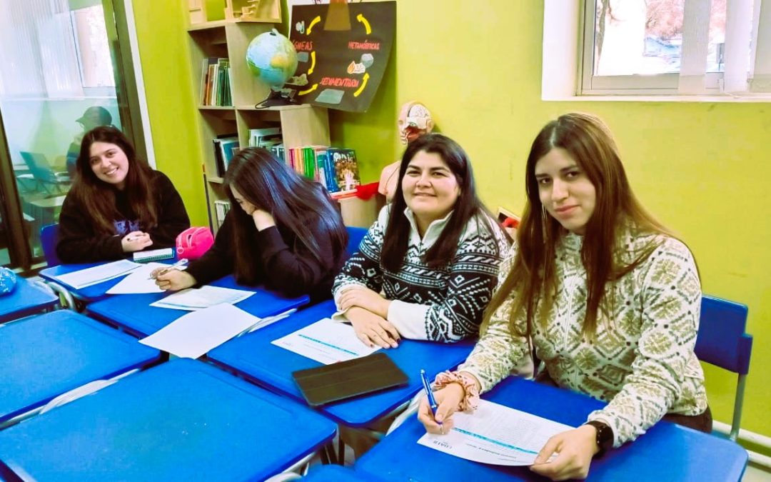 Estudiantes Pedagogía en Educación General Básica evaluando trabajos de Booktubers