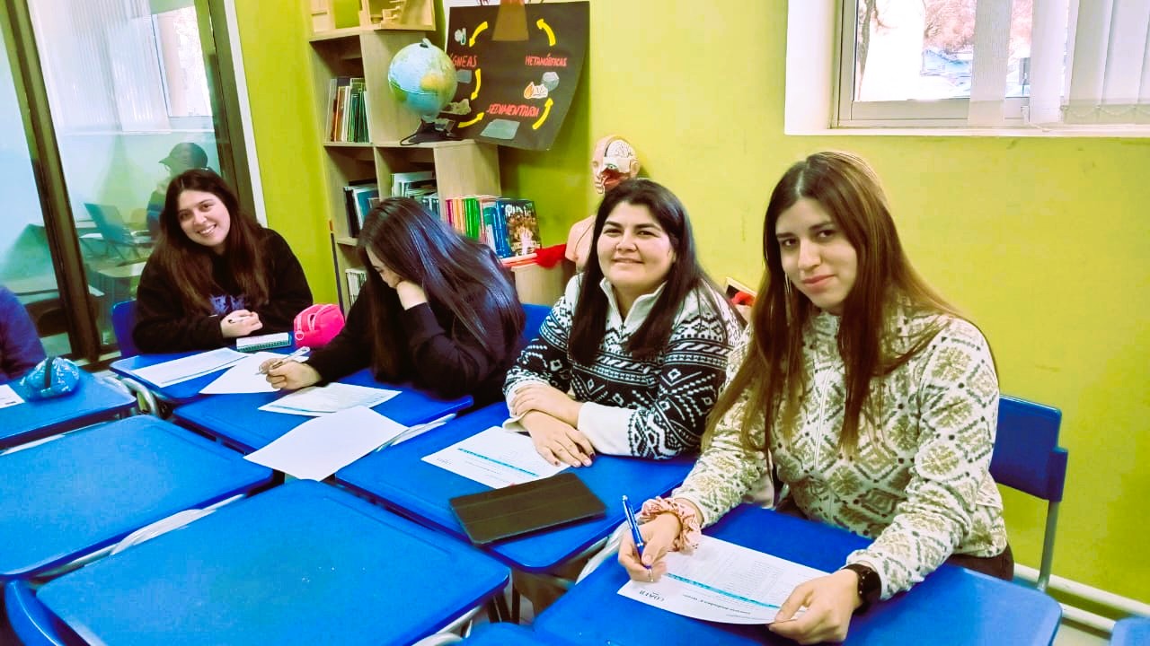 Estudiantes Pedagogía en Educación General Básica evaluando trabajos de Booktubers