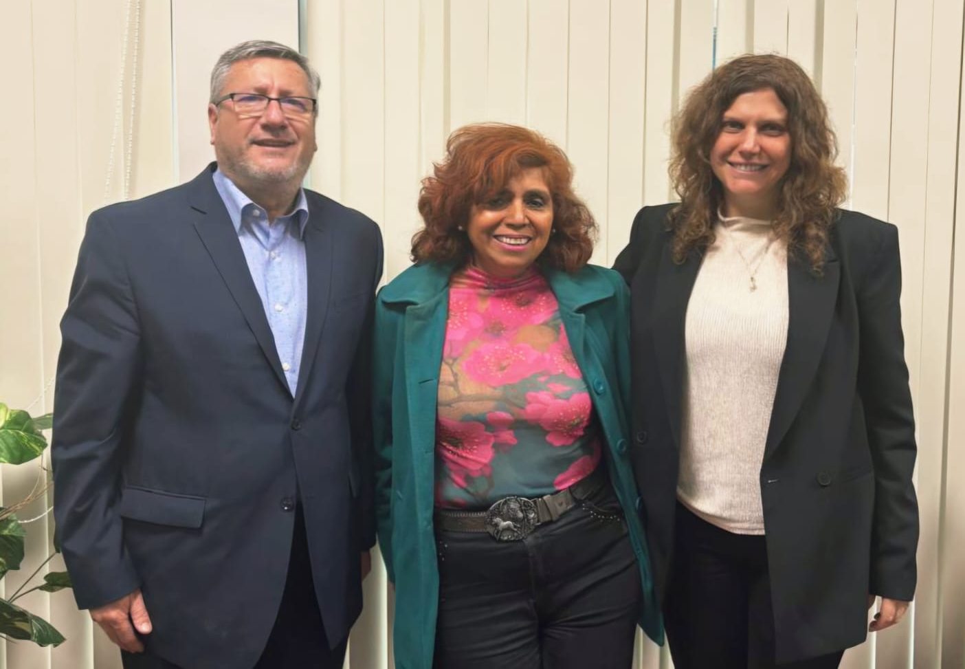 A la derecha Dra. Karina Andrea Büttner