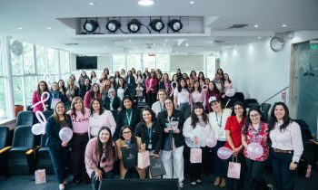 Prevención y detección oportuna: charla sobre cáncer de mama reunió a la comunidad en Santiago